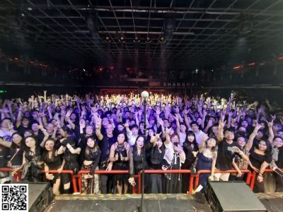 Shanghai
Heute Abend durften wir zum achten Mal in Shanghai spielen - was für ein Fest, was für ein Abend! Und dann singt Shanghai "Der Morgen danach"! 
★★★
Tonight we could play in Shanghai for the eighth time - what a party, what an evening! And then Shanghai sings "Der Morgen danach"!
