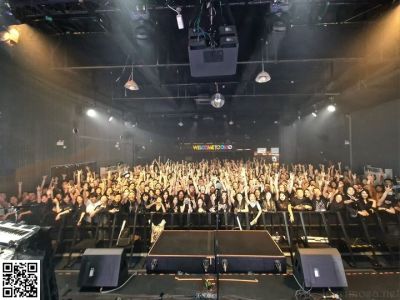 Nanjing
Nanjing vor wenigen Stunden! Großartige Menschen mit hervorragendem Musikgeschmack! 
Jetzt ist es 4:42 früh und wir sind bereits auf dem Weg zum Flughafen um heute Abend in Südchinas Guangzhou spielen zu können.
★★★
Nanjing a few hours ago! Great people with excellent taste in music!
It's now 4:42 in the morning and we're already on our way to the airport to play in Guangzhou in southern China tonight.
