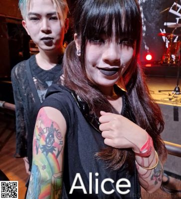 Alice
Eine Auswahl grossartiger Tattoos auf der Haut toller Menschen mit perfektem Musikgeschmack, die wir in den letzten Tagen treffen durften.
★★★
A selection of great tattoos on the skin of great people with perfect taste in music that we had the pleasure of meeting over the last few days.
