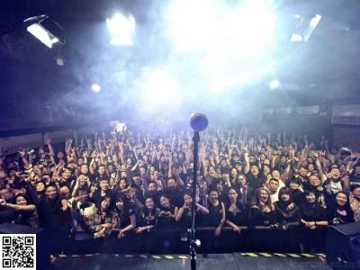 Beijing
Das war ein richtig schöner Tour-Auftakt. Ein vertrautes, wundervolles Wiedersehen nach 5 Jahren Pause!
Danke Peking! Jederzeit wieder!
★★★
That was a really great start into the tour. A familiar, wonderful reunion after a 5-years break!
Thank you Beijing! We come back anytime!
