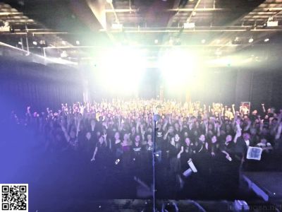 Tianjin
Seit 18 Jahren touren wir in China, aber in Tianjin haben wir bislang noch nie gespielt.
Schön, dass Lacrimosa auch hier ein Publikum hat! Und nicht nur irgend ein Publikum. Wie überall auf der Welt:
Das Lacrimosa Publikum ist das Beste!
★★★
We have been touring China for 18 years, but we have never played in Tianjin.
It's great that Lacrimosa has an audience here too! And not just any audience. Like everywhere else in the world:
The Lacrimosa audience is the best!
